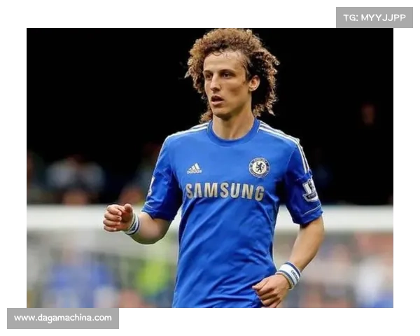 大卫路易斯全能解析从中卫到后腰的多面防守艺术